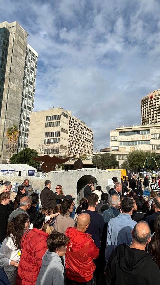 כיכר החטופים, תל אביב